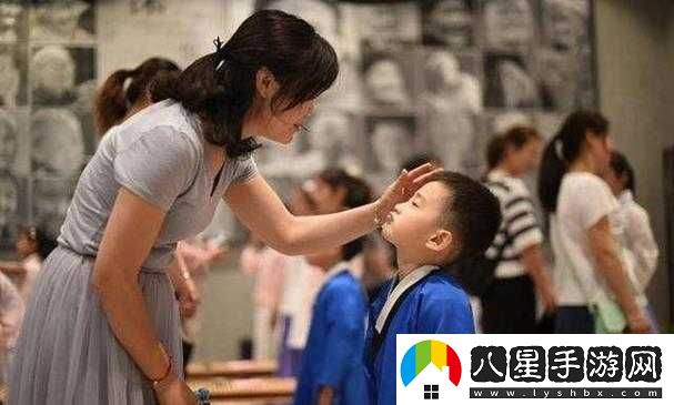 兒子啊兒子?jì)寢尷斫饽?><p>我理解你的成長(zhǎng)困惑。青春期是一個(gè)充滿變化和挑戰(zhàn)的時(shí)期，你可能會(huì)感到迷茫、焦慮和不安。你開始探索自己的身份和未來，對(duì)世界充滿了好奇和疑問。你也面臨著學(xué)業(yè)壓力、人際關(guān)系等各種問題，這些都可能讓你感到困惑和沮喪。作為母親，我知道你需要時(shí)間和空間來探索自己的內(nèi)心世界，我也會(huì)一直在你身邊支持你、鼓勵(lì)你。</p><p>我理解你的情感需求。在這個(gè)階段，你可能會(huì)更加關(guān)注自己的感受和需求，希望得到他人的理解和認(rèn)可。你可能會(huì)對(duì)父母的期望感到壓力，也會(huì)對(duì)自己的未來感到迷茫。作為母親，我會(huì)傾聽你的內(nèi)心世界，理解你的情感需求，給予你足夠的支持和鼓勵(lì)。我也希望你能夠?qū)W會(huì)表達(dá)自己的情感，與我和其他家人朋友分享你的快樂和煩惱。</p><p>我理解你的學(xué)習(xí)壓力。在現(xiàn)代社會(huì)，學(xué)習(xí)成績(jī)往往成為評(píng)價(jià)一個(gè)人成功與否的重要標(biāo)準(zhǔn)。你可能會(huì)因?yàn)閷W(xué)習(xí)壓力而感到焦慮和不安，擔(dān)心自己無法達(dá)到父母和老師的期望。作為母親，我知道學(xué)習(xí)對(duì)于你的未來非常重要，但我也希望你能夠保持身心健康。我會(huì)支持你制定合理的學(xué)習(xí)計(jì)劃，幫助你找到適合自己的學(xué)習(xí)方法，同時(shí)也希望你能夠?qū)W會(huì)放松和減壓，保持積極的心態(tài)。</p><p>我理解你的夢(mèng)想和追求。每個(gè)人都有自己的夢(mèng)想和追求，這些夢(mèng)想和追求是你前進(jìn)的動(dòng)力和方向。作為母親，我會(huì)支持你追求自己的夢(mèng)想，鼓勵(lì)你勇敢地嘗試和探索。我相信你有自己的才華和潛力，只要你堅(jiān)持不懈地努力，就一定能夠?qū)崿F(xiàn)自己的夢(mèng)想。</p><p>兒子啊，兒子?jì)寢尷斫饽?。我?huì)一直在你身邊支持你、鼓勵(lì)你，陪伴你度過人生的每一個(gè)階段。無論你遇到什么困難和挑戰(zhàn)，都要記得，你不是一個(gè)人在戰(zhàn)斗。你的父母、家人和朋友都會(huì)一直在你身邊，支持你、鼓勵(lì)你。相信自己，勇敢追求，你一定能夠?qū)崿F(xiàn)自己的夢(mèng)想，成為一個(gè)有價(jià)值的人。</p>            </div>
            <div   class=