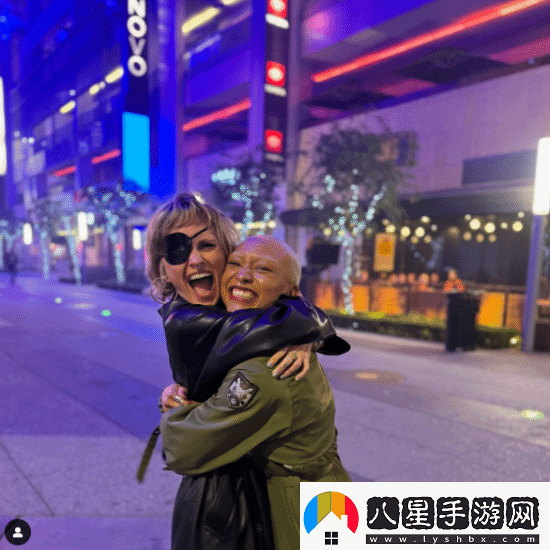 尼爾曬頑皮狗新作演員相擁合影