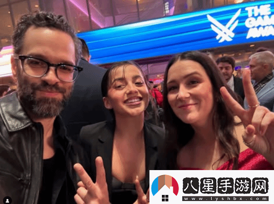 尼爾曬頑皮狗新作演員相擁合影