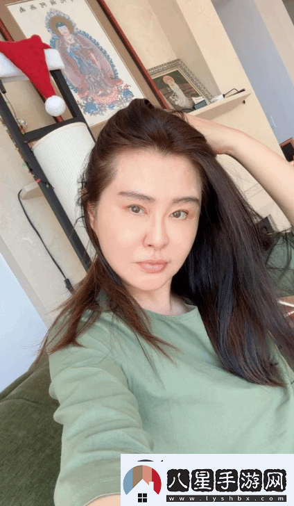 57歲王祖賢曬出罕見自拍照引熱議